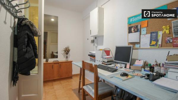 Se alquila habitación en apartamento de 2 dormitorios en el Eixample Dreta.