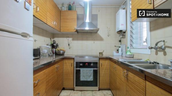 Se alquila habitación en apartamento de 2 dormitorios en el Eixample Dreta.