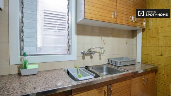 Se alquila habitación en apartamento de 2 dormitorios en el Eixample Dreta.