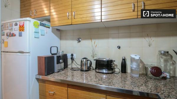 Se alquila habitación en apartamento de 2 dormitorios en el Eixample Dreta.