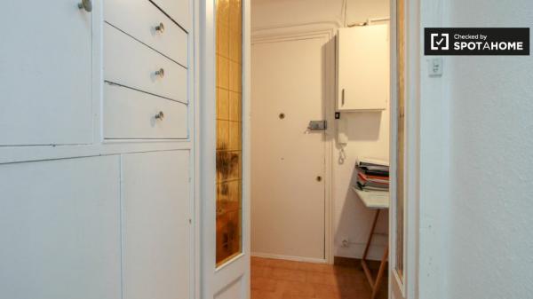 Se alquila habitación en apartamento de 2 dormitorios en el Eixample Dreta.