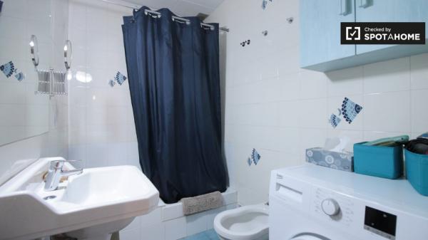 Se alquila habitación en apartamento de 2 dormitorios en el Eixample Dreta.