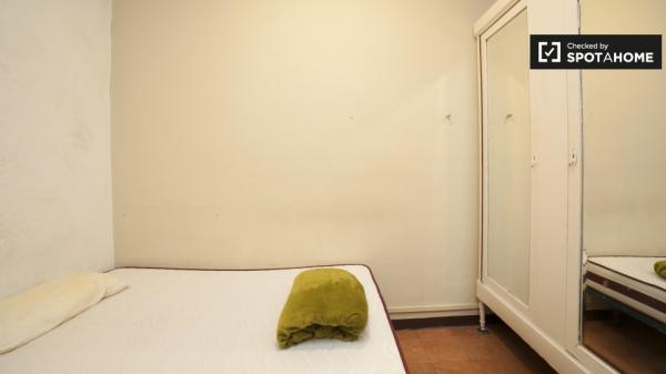 Chambre confortable dans un appartement de 4 chambres à L'Esquerra de l'Eixample