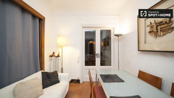 Chambre confortable dans un appartement de 4 chambres à L'Esquerra de l'Eixample