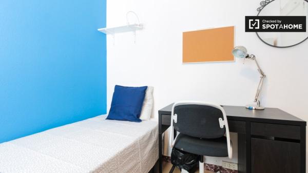 Se alquila habitación en apartamento de 3 dormitorios en Sants, Barcelona