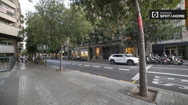 Chambre confortable dans un appartement de 4 chambres à L'Esquerra de l'Eixample