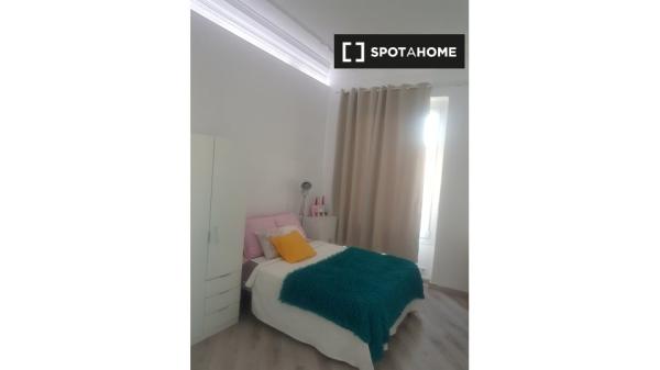 Se alquila habitación en apartamento de 2 dormitorios en Extramurs, Valencia.