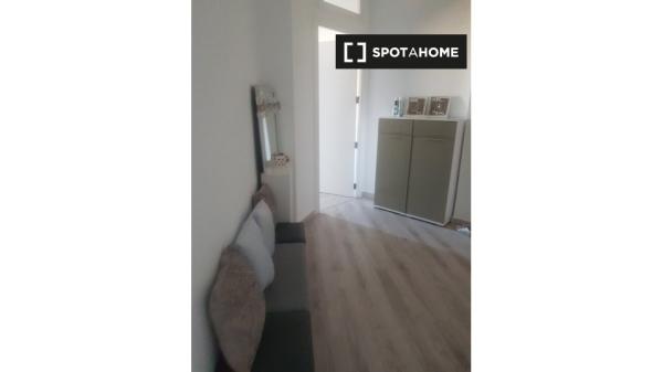 Se alquila habitación en apartamento de 2 dormitorios en Extramurs, Valencia.