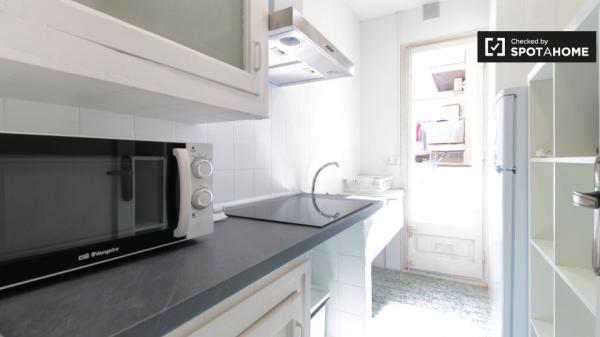 Se alquila habitación en apartamento de 3 dormitorios en Sants, Barcelona