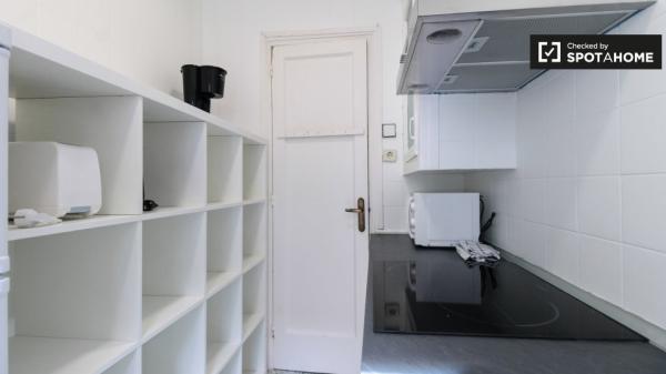 Se alquila habitación en apartamento de 3 dormitorios en Sants, Barcelona