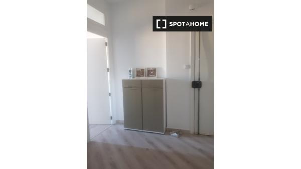 Se alquila habitación en apartamento de 2 dormitorios en Extramurs, Valencia.