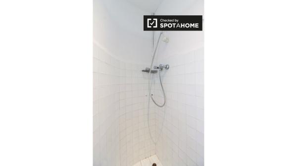 Se alquila habitación en apartamento de 3 dormitorios en Sants, Barcelona