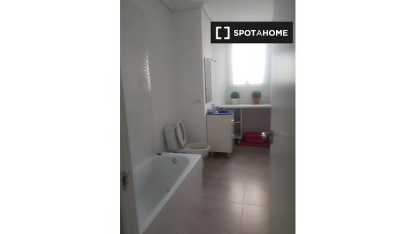 Se alquila habitación en apartamento de 2 dormitorios en Extramurs, Valencia.