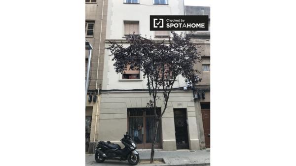 Se alquila habitación en apartamento de 3 dormitorios en Sants, Barcelona