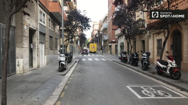 Se alquila habitación en apartamento de 3 dormitorios en Sants, Barcelona