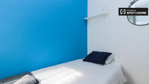 Se alquila habitación en apartamento de 3 dormitorios en Sants, Barcelona