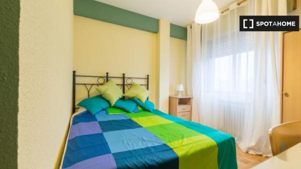 Room for rent in 6-bedroom apartment in Alcalá de Henares