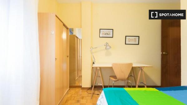 Chambre à louer dans un appartement de 6 chambres à Alcalá de Henares