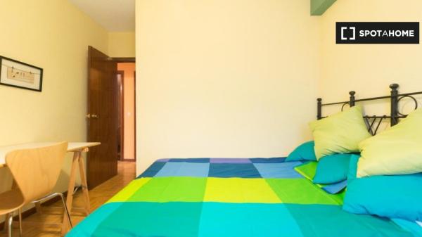 Room for rent in 6-bedroom apartment in Alcalá de Henares