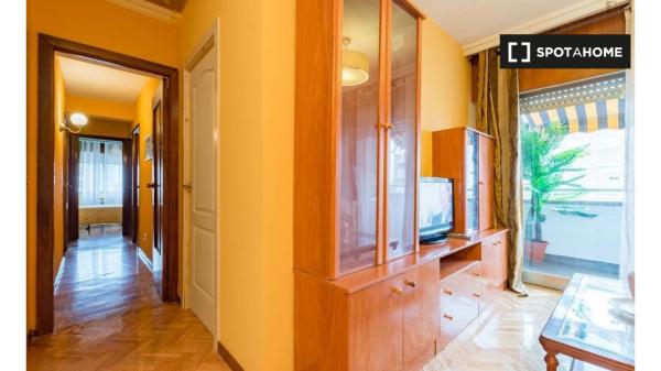 Room for rent in 6-bedroom apartment in Alcalá de Henares