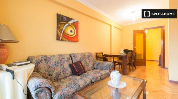 Room for rent in 6-bedroom apartment in Alcalá de Henares