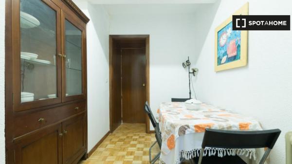 Room for rent in 6-bedroom apartment in Alcalá de Henares