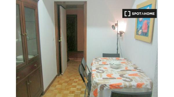 Room for rent in 6-bedroom apartment in Alcalá de Henares