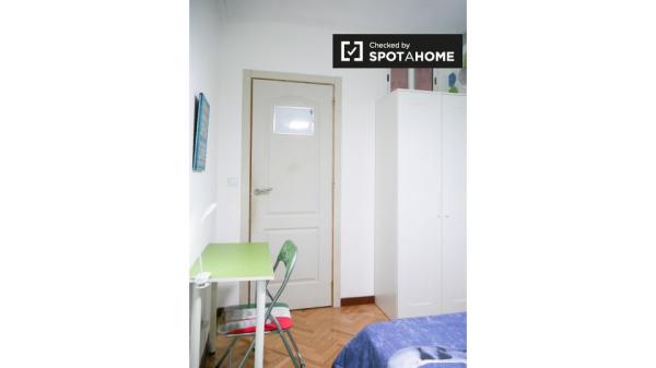 Jolie chambre à louer dans un appartement de 6 chambres, Alcalá de Henares