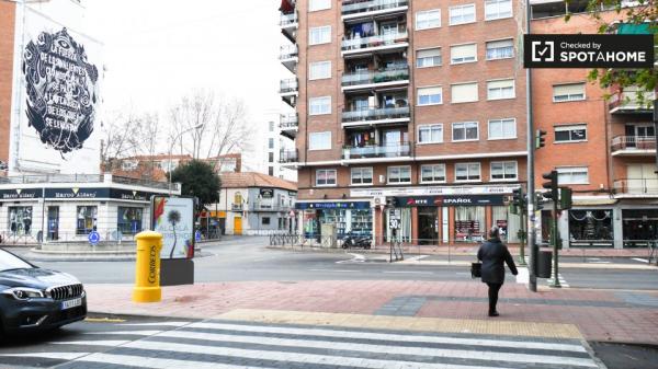 Quarto bonito para alugar em apartamento de 6 quartos, Alcalá de Henares