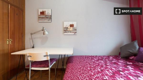 Room for rent in 6-bedroom apartment in Alcalá de Henares