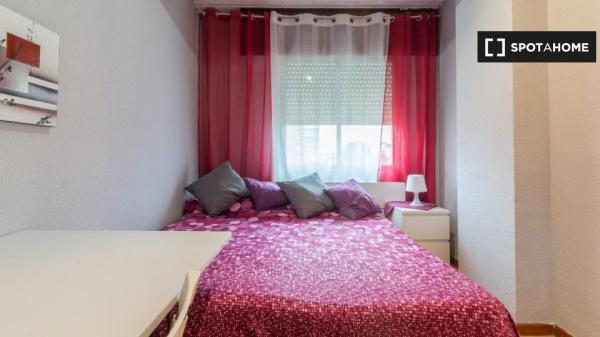 Zimmer zu vermieten in 6-Zimmer-Wohnung in Alcalá de Henares