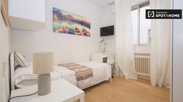 Room for rent in shared apartment in Alcalá de Henares