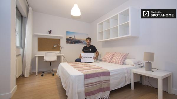 Room for rent in shared apartment in Alcalá de Henares