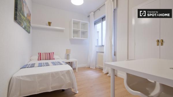 Room for rent in shared apartment in Alcalá de Henares