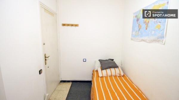 Quarto mobiliado em apartamento compartilhado em Sants, Barcelona