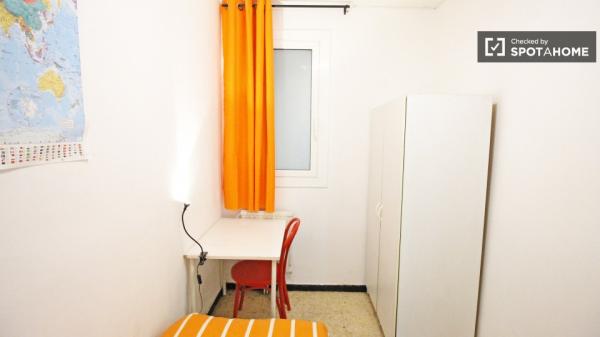 Quarto mobiliado em apartamento compartilhado em Sants, Barcelona