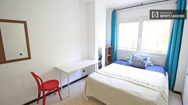 Quarto mobiliado em apartamento compartilhado em Sants, Barcelona