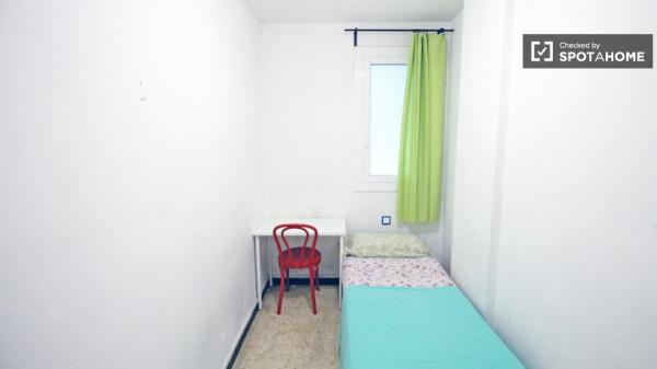 Quarto mobiliado em apartamento compartilhado em Sants, Barcelona