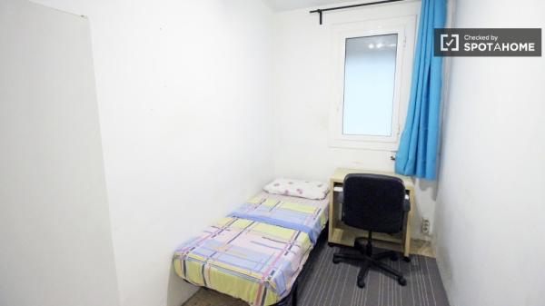 Quarto mobiliado em apartamento compartilhado em Sants, Barcelona