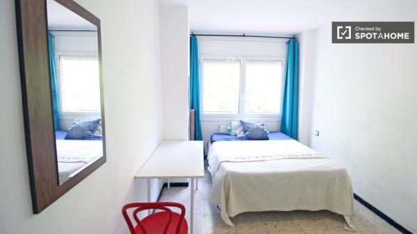 Quarto mobiliado em apartamento compartilhado em Sants, Barcelona