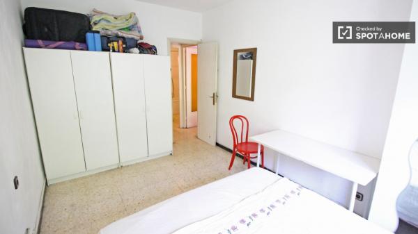 Quarto mobiliado em apartamento compartilhado em Sants, Barcelona