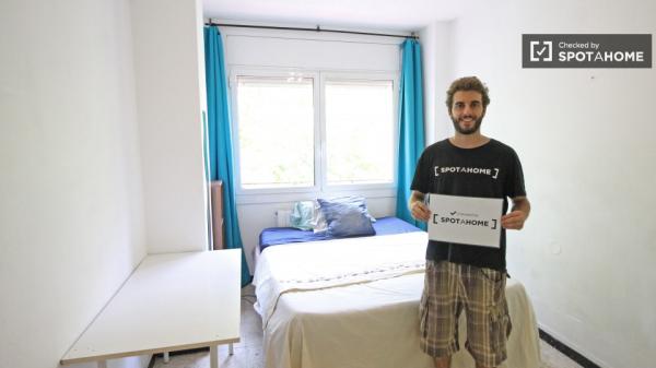 Quarto mobiliado em apartamento compartilhado em Sants, Barcelona