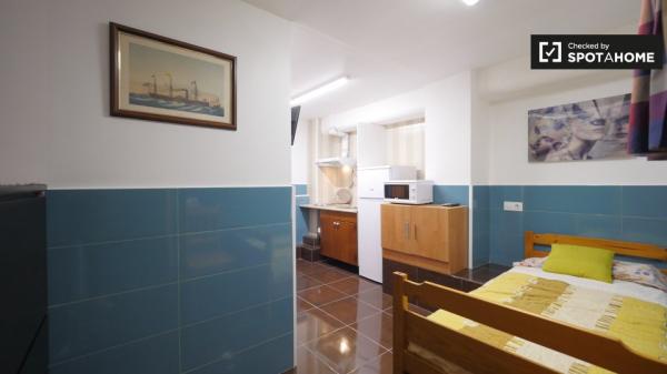 Se alquila habitación estudio en piso en Hospitalet de Llobregat