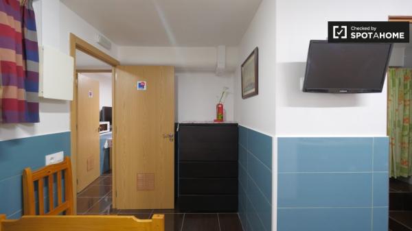 Se alquila habitación estudio en piso en Hospitalet de Llobregat