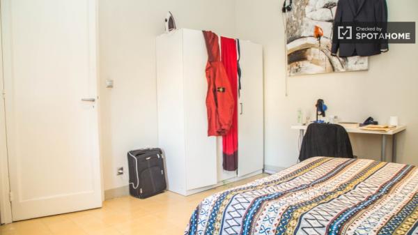 Habitación luminosa en apartamento de 4 dormitorios en el Eixample, Barcelona