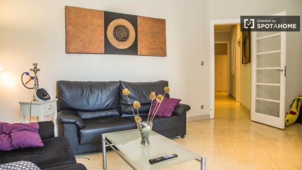 Habitación luminosa en apartamento de 4 dormitorios en el Eixample, Barcelona