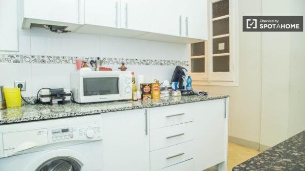 Habitación luminosa en apartamento de 4 dormitorios en el Eixample, Barcelona