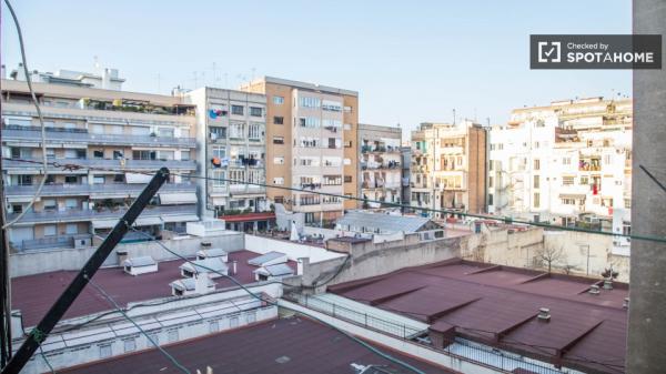 Habitación luminosa en apartamento de 4 dormitorios en el Eixample, Barcelona