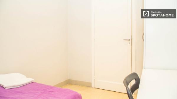 Habitación luminosa en apartamento de 4 dormitorios en el Eixample, Barcelona