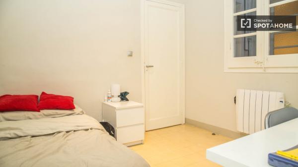 Habitación luminosa en apartamento de 4 dormitorios en el Eixample, Barcelona